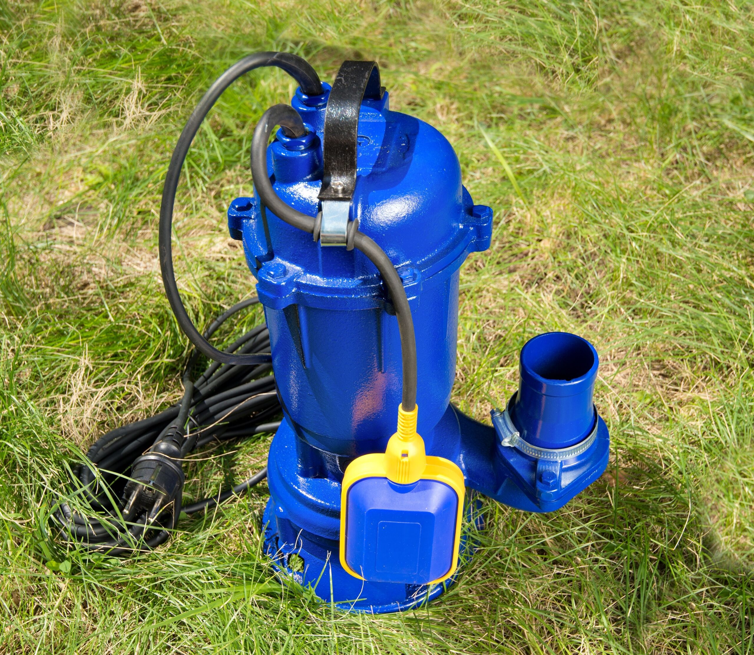 Submersible sump pump operate underwater.
